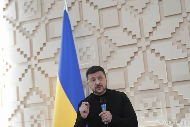 [앙카라=AP/ 뉴시스] 볼로디미르 젤렌스키 우크라이나 대통령이 15일(현지 시간) 튀르키예 앙카라 주재 우크라이나 대사관에서 기자회견하고 있다. 젤렌스키 대통령은 블라디미르 푸틴 러시아 대통령에게 정전을 위한 정상 회담을 제안했지만, 러시아는 이를 받아들이지 않았다. 2025.05.16. /사진=민경찬