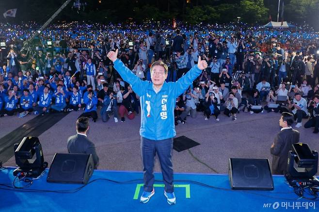 [서울=뉴시스]  이재명 더불어민주당 대선후보가 2일 오후 서울 영등포구 여의도공원 문화의마당에서 열린 집중유세에서 포즈를 취하고 있다. (공동취재) 2025.06.02.