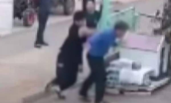 전남 무안군 한 시골 마을에서 중학생이 70대 할아버지를 폭행해 숨지게 한 가운데 가해 학생은 아무렇지 않게 일상생활을 하고 있다는 소식이 전해졌다. 사진은 전남 한 시골 마을에서 중학생이 이웃 할아버지를 폭행하는 모습. /사진=JTBC '사건반장' 캡처