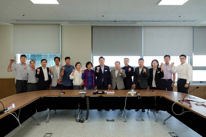 전진선 양평군수(오른쪽 일곱번째)가 지난달 29일 군청 소회의실에서 열린 '신애2리 악취 해소를 위한 민·관 협의회 운영회의'에 참석해 사진촬영을 하고 있다. /사진제공=양평군