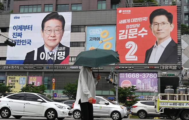 한 주상복합 건물에 이재명 더불어민주당 대선후보, 김문수 국민의힘 대선후보의 대형 현수막이 걸려 있는 모습. /사진=뉴시스