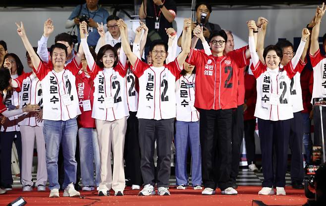 김문수 국민의힘 대선 후보가 2일 밤 서울 중구 서울시청 광장에서 피날레 유세를 진행했다. 사진은 유세에서 시민들에게 인사하는 안철수 의원, 나경원 의원, 김 후보, 한동훈 전 국민의힘 대표, 양향자 전 의원(왼쪽부터). /사진=뉴스1