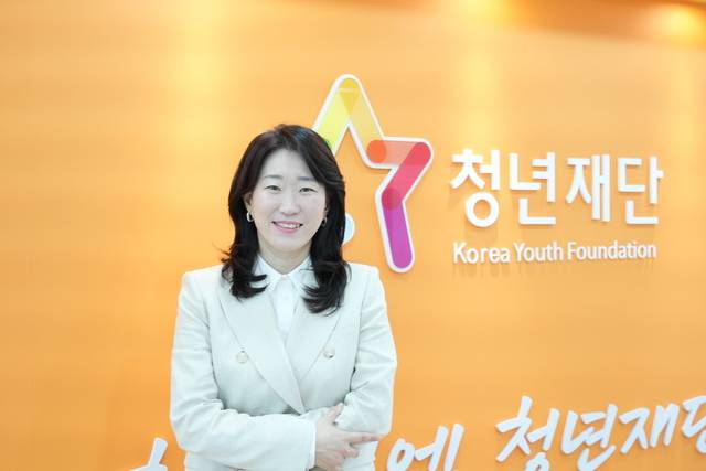 박주희 청년재단 사무총장이 서울 종로구 서린동 청년재단 본부에서 인터뷰 질의에 답하고 있다.
