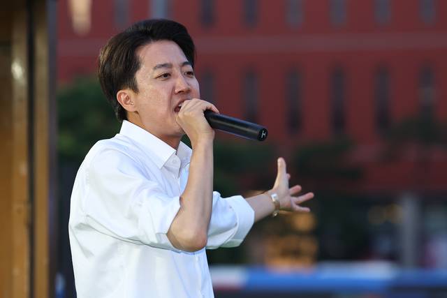 이준석 개혁신당 대통령 선거 후보가 1일 서울 용산구 서울역 광장에서 유권자들에게 지지를 호소하고 있다.  연합뉴스
