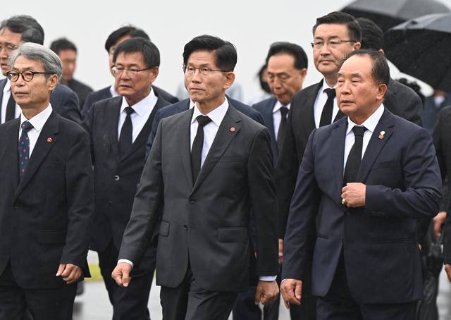 제주 4·3 공원 참배 김문수(가운데) 국민의힘 대통령 선거 후보가 2일 오전 제주시 봉개동 제주4·3평화공원에서 참배를 위해 이동하고 있다.  박윤슬 기자