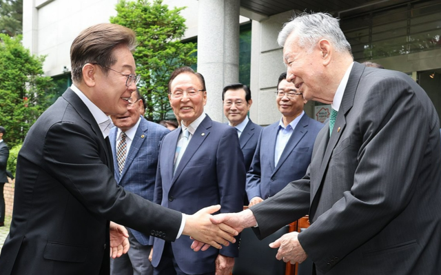 지난달 19일 이재명 더불어민주당 대선 후보가 서울 용산구 대한노인회관을 찾아 이중근 노인회장과 악수를 나누고 있다. 연합뉴스