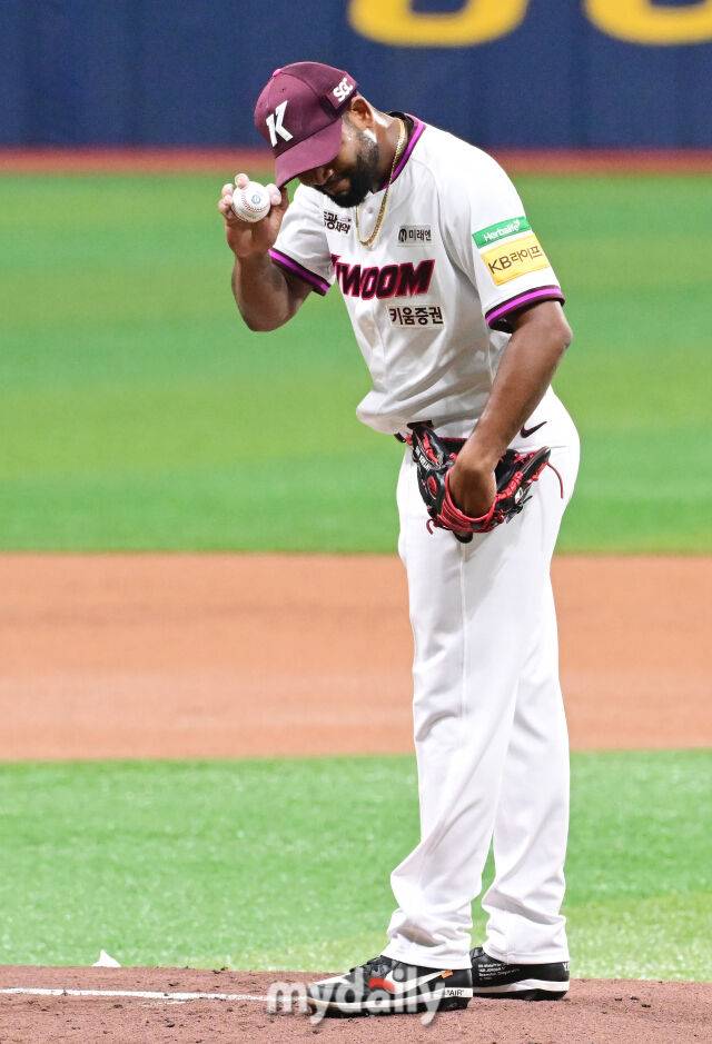 키움 알칸타라가 1회초 타석에 들어서는 김재환에게 인사를 하고 있다.