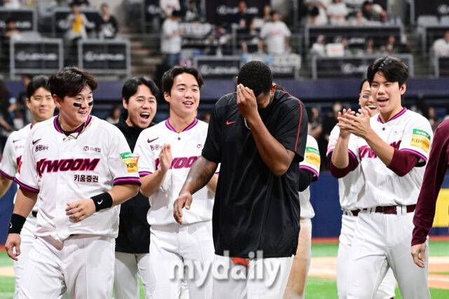 KBO리그 333일 만에 승리를 기록한 알칸타라가 동료들의 축하에 수줍어 하고 있다.
