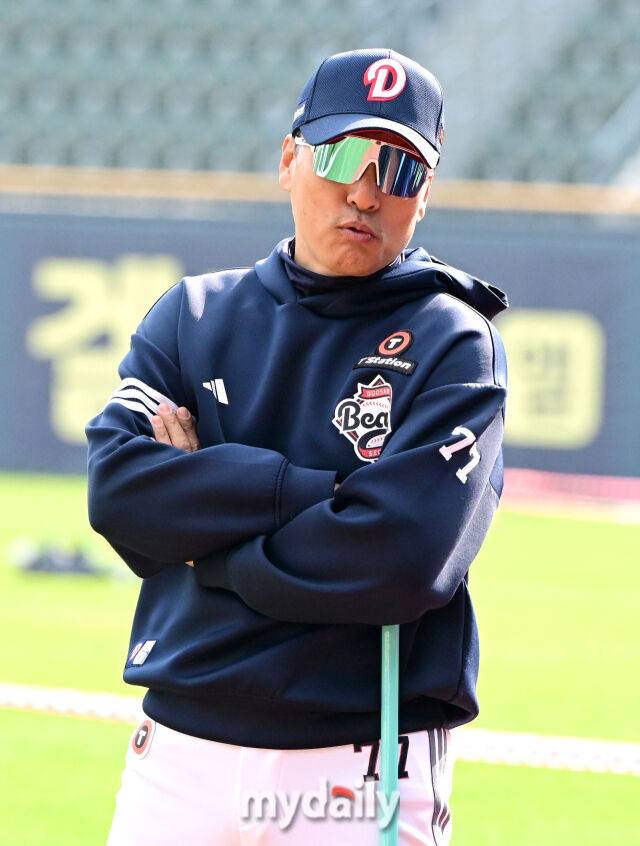 2025년 4월 10일 오후 서울 잠실구장에서 진행된 '2025 신한 SOL뱅크 KBO 리그' 한화 이글스와 두산 베어스의 경기. 두산 이승엽 감독이 훈련을 지켜보고 있다./마이데일리