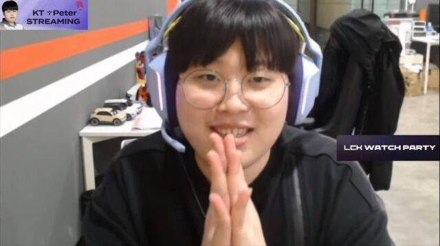 피터 선수가 농심을 간절히 응원하며 DK와의 경기를 생중계하는 모습이 LCK 공식 중계 화면에 포착됐다./LCK 유튜브 캡처