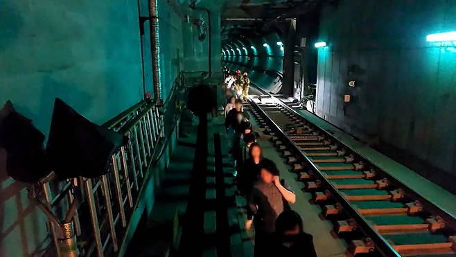 지난달 31일 서울지하철 5호선 열차 안에서 방화로 인해 승객들이 지하 터널을 통해 대피하는 사건이 발생했다. 사진은 화재로 인해 대피하는 승객들의 모습. [연합]