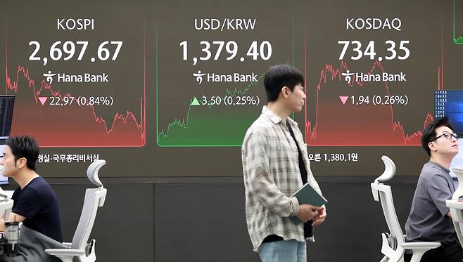 30일 서울 중구 하나은행 본점 딜링룸에서 딜러들이 업무를 보고 있다. [연합]