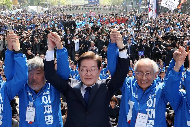 이재명 더불어민주당 대선후보가 지난달 12일 서울 청계광장 첫 유세에서 선대위원장단과 함께 손을 들어 인사하고 있다.이상섭 기자