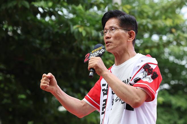 김문수 국민의힘 대선 후보. 사진은 1일 서울 서대문구 신촌역에서 열린 집중유세에서 지지를 호소하는 모습. 2025.6.1 [공동취재] [연합]