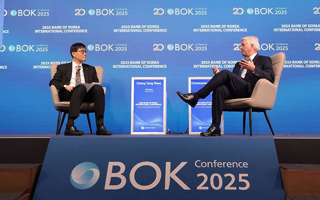 이창용 한국은행 총재와 크리스토퍼 월러 미국 연방준비제도(연준·Fed) 이사가 2일 서울 중구 한국은행 별관에서 열린 2025 BOK 국제콘퍼런스에서 대담하고 있다. [연합]