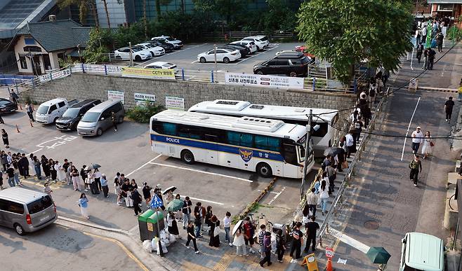 21대 대통령 선거 사전투표 둘째날인 지난달 30일 서울 서대문구 구 신촌동주민센터에 마련된 신촌동사전투표소에서 유권자들이 투표하기 위해 줄을 서고 있다. [연합]