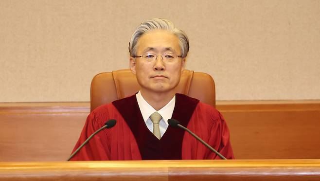 김형두 헌법재판소장 권한대행이 지난 5월 서울 종로구 헌법재판소 대심판정에서 ‘아청법 전과자 택시기사 자격 취소’ 헌법소원 심판 선고를 위해 입장한 뒤 착석해 있다.[연합]