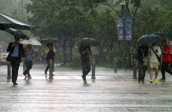 대선일이자 화요일인 3일은 전국이 대체로 흐리고 곳곳에 빗방울이 떨어지다 늦은 오후부터는 차차 맑아지겠다. 사진은 비가 내리는 서울 광화문. [연합]