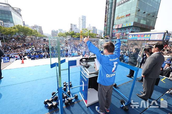 [울산=뉴시스] 조성우 기자 = 이재명 더불어민주당 대선후보가 1일 오후 울산 동구 일산해수육장 교차로 인근에서 열린 집중유세에서 시민들을 향해 인사하고 있다. 2025.06.01. xconfind@newsis.com