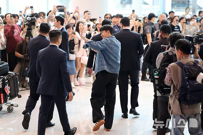 [인천공항=뉴시스] 김선웅 기자 = 유로파리그에서 우승한 토트넘의 손흥민이 지난달 27일 인천국제공항을 통해 귀국하며 팬들에게 인사를 하고 있다. 2025.05.27. mangusta@newsis.com