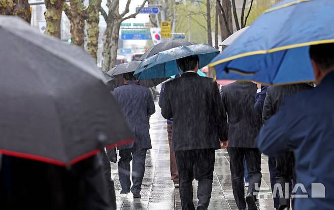 [서울=뉴시스] 김금보 기자 = 쌀쌀한 봄 날씨 속 종일 비가 내리다 그치기를 반복한 14일 서울 강남구 테헤란로에서 시민들이 우산을 쓰고 이동하고 있다. 2025.04.14. kgb@newsis.com