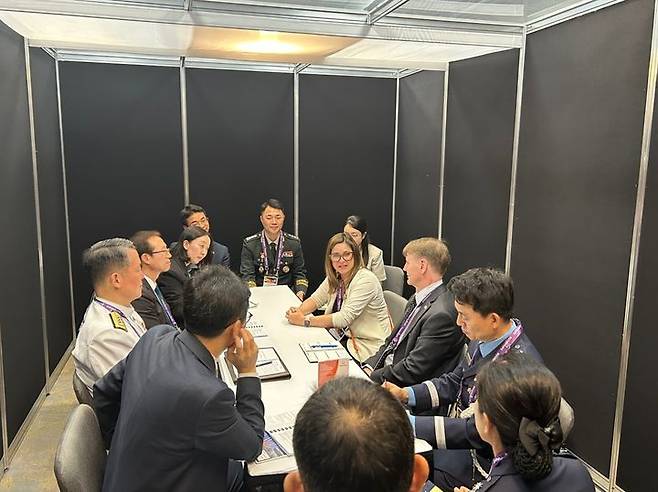 [서울=뉴시스] 방위사업청 대표단이 캐나다 국방부 고위급 인사들과 면담하고 있다. (사진=방위사업청 제공) 2025.06.02. photo@newsis.com *재판매 및 DB 금지