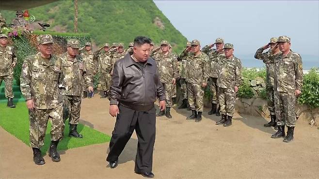 [서울=뉴시스] = 김정은 북한 국무위원장이 지난달 29일 조선인민군 대연합부대 포병구분대 포사격경기를 참관했다고 조선중앙TV가 30일 보도했다. (사진 = 조선중앙TV 캡처) 2025.05.30. photo@newsis.com *재판매 및 DB 금지