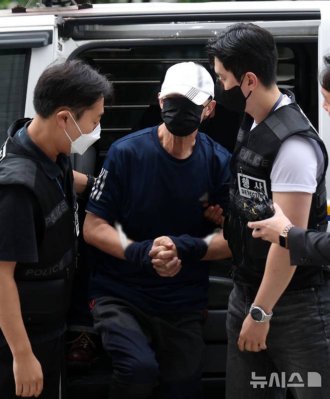 [서울=뉴시스] 김선웅 기자 = 서울 지하철 5호선 열차에 불을 지른 60대 남성 원 모씨가 2일 서울 양천구 서울남부지법에서 열린 현존전차방화치상 혐의 구속 전 피의자심문(영장실질심사)에 출석하고 있다.원 씨는 지난달 31일 여의나루역~마포역 터널 구간을 달리던 열차 안에서 휘발유를 뿌리고 옷가지에 불을 붙여 방화한 혐의를 받고 있다. 2025.06.02. mangusta@newsis.com