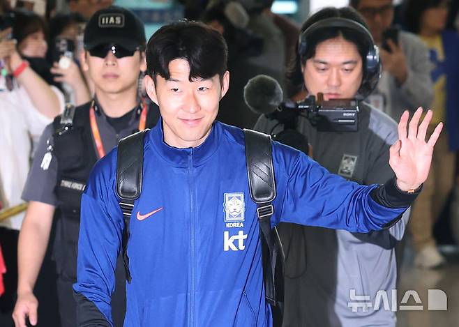 [인천공항=뉴시스] 김진아 기자 = 축구대표팀 손흥민이 2일 2026 국제축구연맹(FIFA) 북중미 월드컵 아시아 3차 예선을 치르기 위해 인천국제공항에서 이라크로 출국하고 있다. 2025.06.02. bluesoda@newsis.com