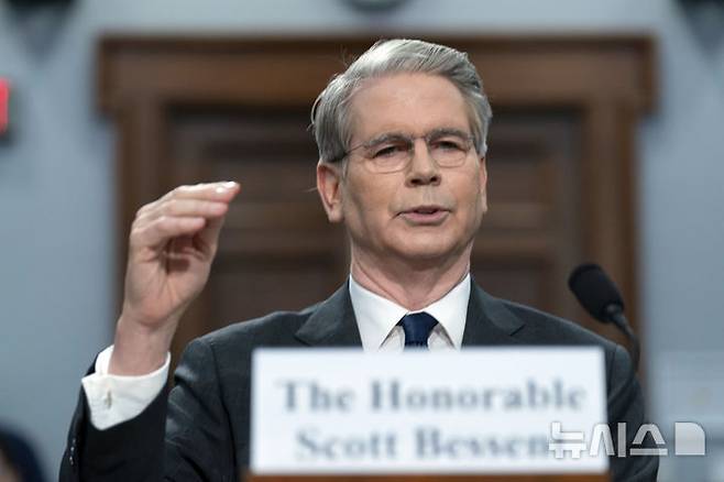 [워싱턴=AP/뉴시스] 1일(현지 시간) 파이낸셜타임스에 따르면 베선트는 CBS '페이스 더 네이션' 인터뷰에서 "미국은 절대 디폴트(채무 불이행)하지 않을 것이다. 그런 일은 결코 일어나지 않을 것"이라며 "우리는 경고등이 켜진 상태지만, 절대 벽에 부딪히지 않을 것"이라고 말했다. 사진은 스콧 베선트 미국 재무장관. 2025.06.02.