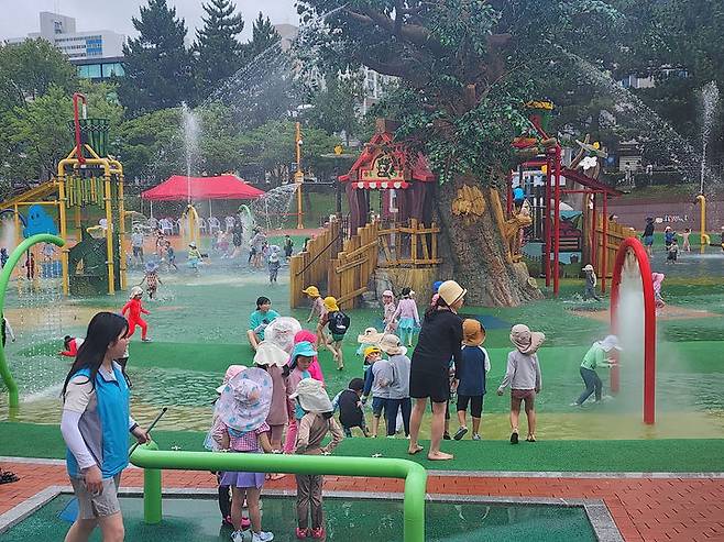 [여수=뉴시스] 여수시 성산공원 어린이 물놀이 시설. (사진=여수시 제공) 2025.06.02. photo@newsis.com *재판매 및 DB 금지