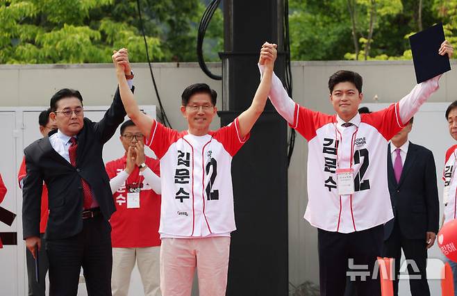 [가평=뉴시스] 고승민 기자 = 김문수 국민의힘 대선 후보, 김용태 비상대책위원장, 전병헌 새미래민주당 대표가 지난달 30일 경기 가평 청평시계탑 광장에서 정책협약식을 마친 뒤 포즈를 취하고 있다. 2025.05.30. kkssmm99@newsis.com