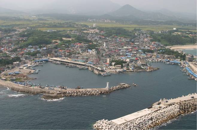 [춘천=뉴시스] 2일 강원특별자치도(도지사 김진태)는 155억4000만원 규모의 어업인 민생안정 지원 사업을 확대 추진한다 고 밝혔다. 사진은 고성 아야진항. 강원특별자치도 제공. *재판매 및 DB 금지