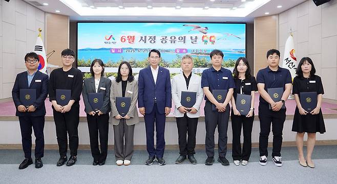 [서산=뉴시스] 충남 서산시 올해 상반기 5S5품왕에 뽑힌 직원들이 2일 서산시청 대회의실에서 이완섭 서산시장으로부터 표창장을 받은 후 기념 사진을 찍고 있다. 김용관(왼쪽부터)·박재완·손소연·조항미 주무관, 이 시장, 정종태·최영길·이보담·임재을·이현의 주무관. (사진=서산시 제공) 2025.06.02. photo@newsis.com *재판매 및 DB 금지