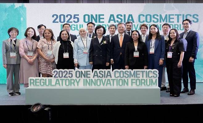 [서울=뉴시스] 2025 원아시아 화장품 규제 혁신 포럼 주요 인사 기념 촬영 (사진=식품의약품안전처 제공) 2025.06.02. photo@newsis.com *재판매 및 DB 금지
