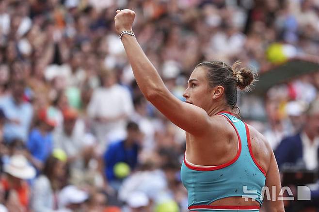 [파리=AP/뉴시스] 여자 테니스 세계랭킹 1위 아리나 사발렌카(벨라루스)가 1일(현지 시간) 프랑스 파리 롤랑가로스에서 열린 프랑스오픈 여자 단식 4회전에서 미국의 아만다 아니시모바(16위)를 꺾고 환호하고 있다. 2025.06.02.