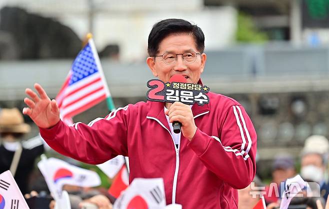 [제주=뉴시스] 우장호 기자 = 김문수 국민의힘 대선 후보가 2일 오전 제주시 일도일동 동문로터리에서 열린 유세에서 연설을 하고 있다. (제주도사진기자회) 2025.06.02. woo1223@newsis.com