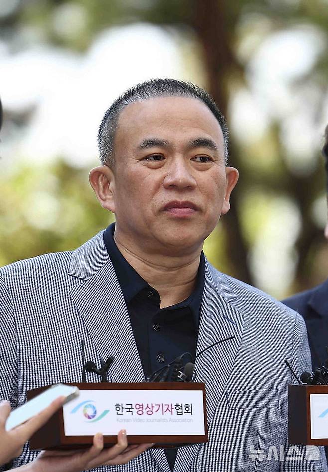 [서울=뉴시스] 김근수 기자 = 윤석열 전 대통령 부부의 공천 개입 의혹을 받는 명태균 씨가 29일 서울 서초구 서울고등검찰청으로 조사를 받기 위해 출석하고 있다. 2025.04.29. ks@newsis.com