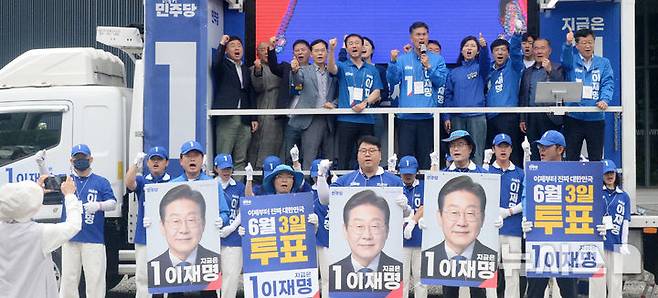 [전주=뉴시스] 김얼 기자 = 제21대 대통령선거를 하루 앞둔 2일 전북 전주시 전북특별자치도청 사거리에서 이원택 더불어민주당 전북특별자치도당 위원장을 비롯한 선거사무원들이 총력유세를 펼치고 있다. 2025.06.02. pmkeul@newsis.com