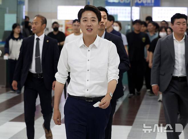 [시흥=뉴시스] 추상철 기자 = 이준석 개혁신당 대선 후보가 2일 오전 경기 시흥시 한국공학대학교 기술혁신파크(TIP) 학생식당으로 들어서고 있다. 2025.06.02. scchoo@newsis.com