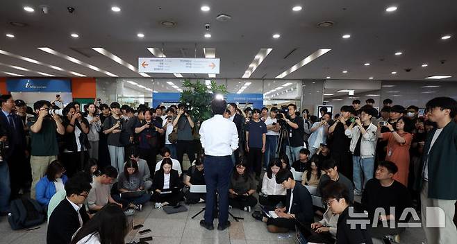 [시흥=뉴시스] 추상철 기자 = 이준석 개혁신당 대선 후보가 2일 오전 경기 시흥시 한국공학대학교 기술혁신파크(TIP)에서 학생들과 점심식사를 하기 전 취재진의 질문에 답변하고 있다. 2025.06.02. scchoo@newsis.com