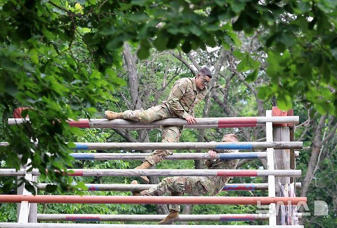 [동두천=뉴시스] 이영환 기자 = 2일 오전 경기도 동두천시 캠프 케이시에서 열린 미 8군 최고분대 선발대회에 참가한 장병들이 장애물을 넘고 있다. 이번 경연을 통해 미 8군 최우수 분대가 선발되며 선발된 분대는 미 태평양 육군(USARPAC) 최우수 분대 경연대회에 미 8군 대표로 출전하게 된다. 2025.06.02. 20hwan@newsis.com