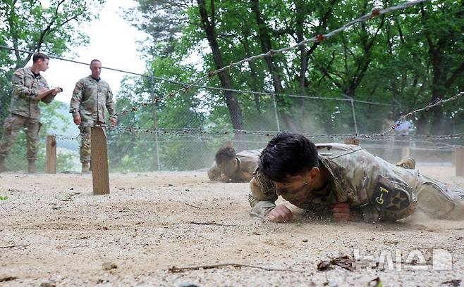 [동두천=뉴시스] 이영환 기자 = 2일 오전 경기도 동두천시 캠프 케이시에서 열린 미 8군 최고분대 선발대회에 참가한 장병들이 포복자세로 철조망을 통과하고 있다. 이번 경연을 통해 미 8군 최우수 분대가 선발되며 선발된 분대는 미 태평양 육군(USARPAC) 최우수 분대 경연대회에 미 8군 대표로 출전하게 된다. 2025.06.02. 20hwan@newsis.com