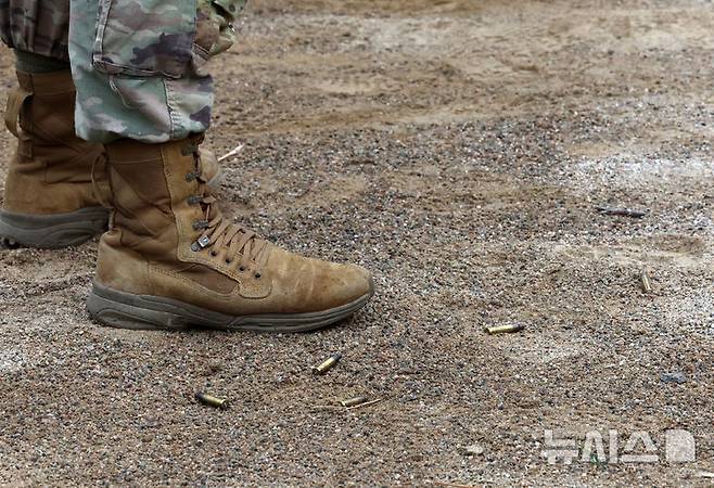 [동두천=뉴시스] 이영환 기자 = 2일 오전 경기도 동두천시 캠프 케이시에서 열린 미 8군 최고분대 선발대회에 참가한 장병들이 사격을 하는 가운데 탄피가 떨어져 있다. 이번 경연을 통해 미 8군 최우수 분대가 선발되며 선발된 분대는 미 태평양 육군(USARPAC) 최우수 분대 경연대회에 미 8군 대표로 출전하게 된다. 2025.06.02. 20hwan@newsis.com