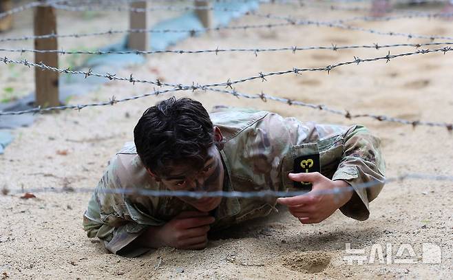 [동두천=뉴시스] 이영환 기자 = 2일 오전 경기도 동두천시 캠프 케이시에서 열린 미 8군 최고분대 선발대회에 참가한 장병들이 포복자세로 철조망을 통과하고 있다. 이번 경연을 통해 미 8군 최우수 분대가 선발되며 선발된 분대는 미 태평양 육군(USARPAC) 최우수 분대 경연대회에 미 8군 대표로 출전하게 된다. 2025.06.02. 20hwan@newsis.com