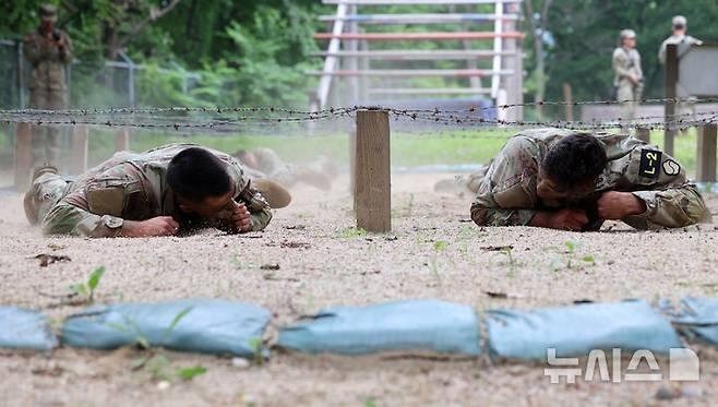 [동두천=뉴시스] 이영환 기자 = 2일 오전 경기도 동두천시 캠프 케이시에서 열린 미 8군 최고분대 선발대회에 참가한 장병들이 포복자세로 철조망을 통과하고 있다. 이번 경연을 통해 미 8군 최우수 분대가 선발되며 선발된 분대는 미 태평양 육군(USARPAC) 최우수 분대 경연대회에 미 8군 대표로 출전하게 된다. 2025.06.02. 20hwan@newsis.com