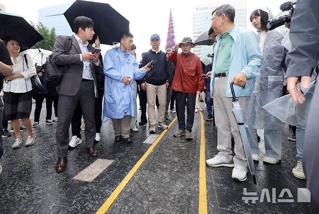 [서울=뉴시스] 홍효식 기자 = 이명박 전 대통령이 2일 서울 중구 청계광장에서 청계천 산책로로 향하고 있다.이날 걷기 행사는 청계천 복원 20주년을 맞아 그 의미를 돌아보고, 시민과 함께하는 소통의 자리로 마련됐다고 이명박재단은 설명했다. 2025.06.02. yesphoto@newsis.com