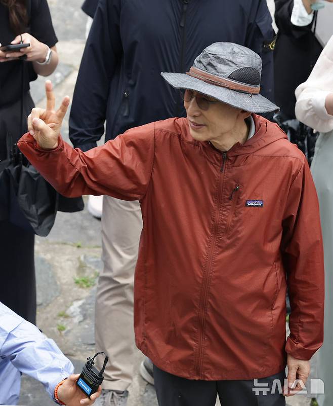 [서울=뉴시스] 홍효식 기자 = 이명박 전 대통령이 2일 서울 중구 청계천 산책로를 걸으며 시민들과 인사하고 있다.이날 걷기 행사는 청계천 복원 20주년을 맞아 그 의미를 돌아보고, 시민과 함께하는 소통의 자리로 마련됐다고 이명박재단은 설명했다. (공동취재) 2025.06.02. photo@newsis.com