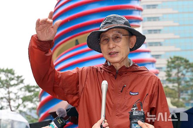 [서울=뉴시스] 홍효식 기자 = 이명박 전 대통령이 2일 서울 중구 청계광장에서 취재진 질문에 답하고 있다.이날 걷기 행사는 청계천 복원 20주년을 맞아 그 의미를 돌아보고, 시민과 함께하는 소통의 자리로 마련됐다고 이명박재단은 설명했다. (공동취재) 2025.06.02. photo@newsis.com