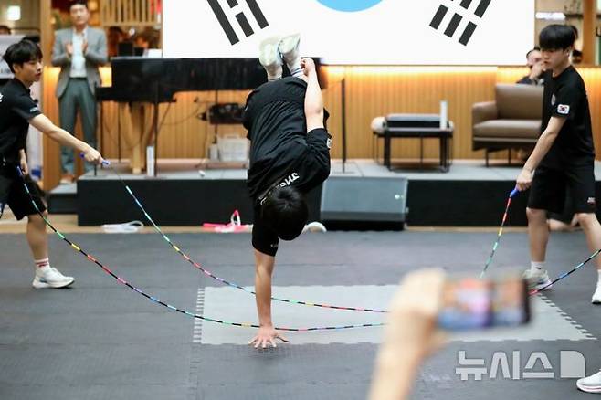 [수원=뉴시스] 수원시줄넘기협회 시범단이 줄넘기 시범을 선보이고 있다. (사진=수원시줄넘기협회 제공) 2025.05.16.photo@newsis.com